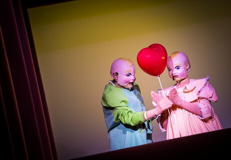Oxytocin Baby – Schauspielhaus Wien – Rieke Süßkows Uraufführungsrevue des Schwangerschaftsstücks von Anna Neata