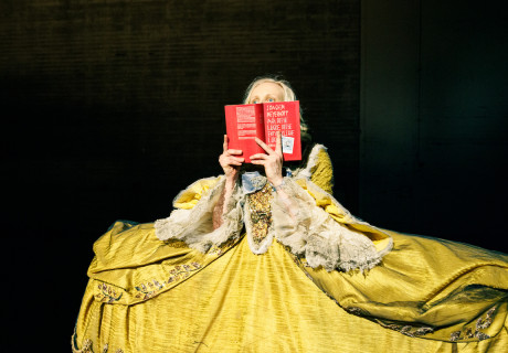 Ach, diese Lücke, diese entsetzliche Lücke – Karlsruhe – Jan Bosse lässt die Schauspielerin Anne Müller aus Joachim Meyerhoffs Roman einen großen Soloabend machen