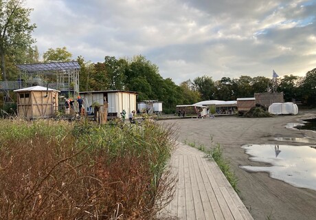 reEDOcate me! – Floating University Berlin – Ein postfossiler Themenpark von raumlaborberlin und les dramaturx