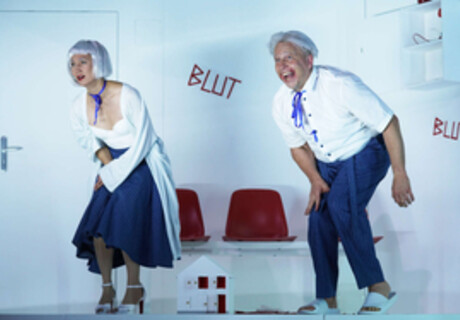 Blaue Stille – Landestheater Schwaben – Sapir Heller inszeniert die Uraufführung von Maya Arad Yasurs neuem Stück 
