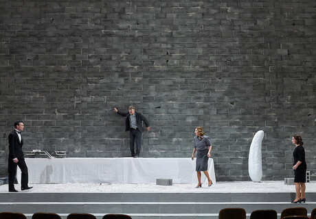 Geschlossene Gesellschaft – Burgtheater Wien – Martin Kušej inszeniert Jean-Paul Sartres Klassiker des Existenzialismus vor einem vermauerten Bühnenportal
