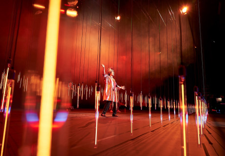 Akins Traum (Vom Osmanischen Reich) – Schauspiel Köln – Stefan Bachmann inszeniert zum Abschluss seiner Intendanz einen verspielt-träumerischen, die Gesellschaft vereinenden Weltentwurf