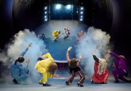 Amphitryon – Vorarlberger Landestheater – Angelika Zacek schaut durch die Brille der Künstlichen Intelligenz auf auf Kleists Komödie