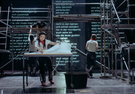 an grenzen – Staatstheater Wiesbaden – Susanne Frieling bringt Özlem Özgül Dündars Stück zur Uraufführung