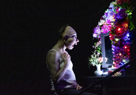 Angriffe auf Anne – Schaubühne Berlin – Lilja Rupprecht inszeniert Martin Crimps Stück über die fragmentierte Wahrnehmung des Lebens einer Frau 