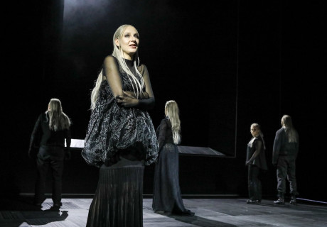 Antigone – Schauspiel Frankfurt – Selen Kara schafft mit Sophokles ein Totenreich auf Erden