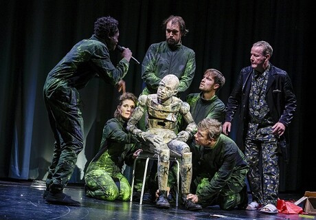 Woyzeck – Staatsschauspiel Dresden – Jan-Christoph Gockel zelebriert den geschundenen Menschen zwischen Horrorshow und Apotheose
