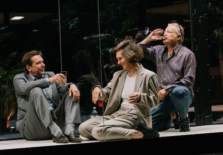 Komplizen – Burgtheater Wien – Simon Stone legt zwei Stücke von Maxim Gorki zu einem heutigen Gesellschaftsbild zusammen
