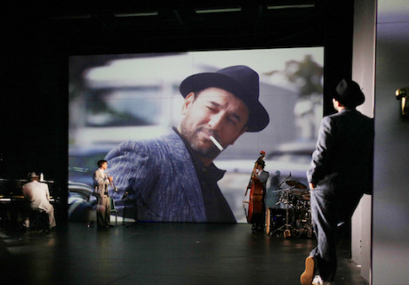 Berlin Oranienplatz – Maxim Gorki Theater Berlin – Hakan Savaş Mican erzählt vom scheiternden Aufstieg als Theater-Film-Hybrid