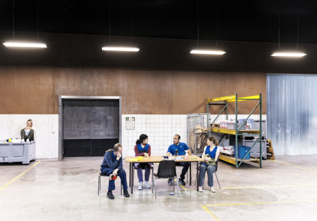 Beyond Caring – Schaubühne Berlin – Alexander Zeldin erzählt aus dem Leben einer Putzkolonne