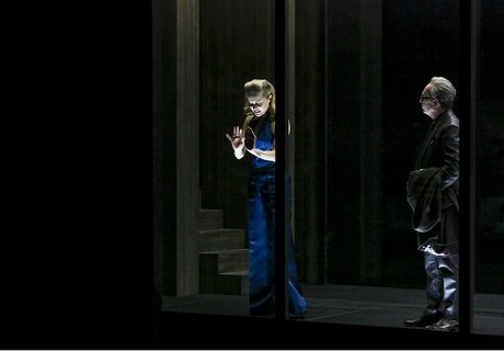 Hedda Gabler – Schauspiel Frankfurt – Mateja Koležnik stellt Henrik Ibsens Luxusfrau, die an ihrer mauen Ehe leidet, in den Glaskäfig