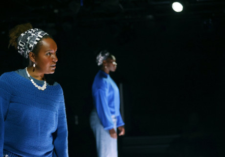 Blues in schwarz weiss – Maxim Gorki Theater Berlin – Lamin Leroy Gibba liest die Spuren des Lebens der großen Dichterin May Ayim