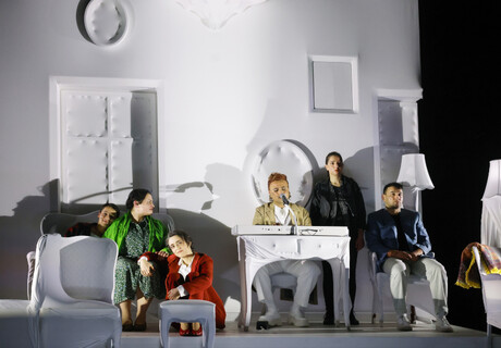 Dschinns – Maxim Gorki Theater Berlin – Nurkan Erpulat inszeniert den Roman von Fatma Aydemir