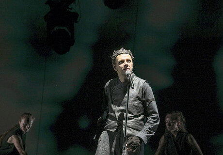 Macbeth – Staatsschauspiel Dresden – Christian Friedel zeigt den blutigen Klassiker als gigantisches Gruselmusical