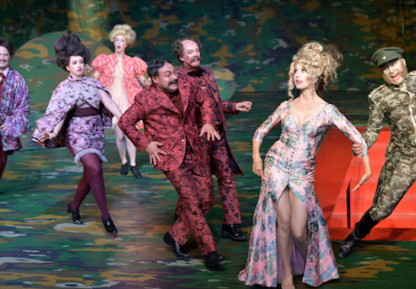 Champignol wider Willen – An der Berliner Schaubühne sucht Herbert Fritsch in Feydeaus Vaudevillekomödie den Überboulevard