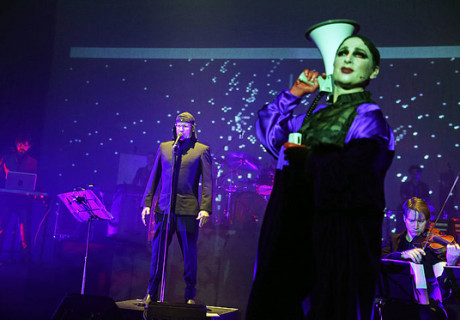 Wir sind das Volk – HAU Hebbel am Ufer – Anja Quickert arrangiert mit Sloweniens Konzeptkunstklangkörper Laibach ein martialisches Heiner-Müller-Medley