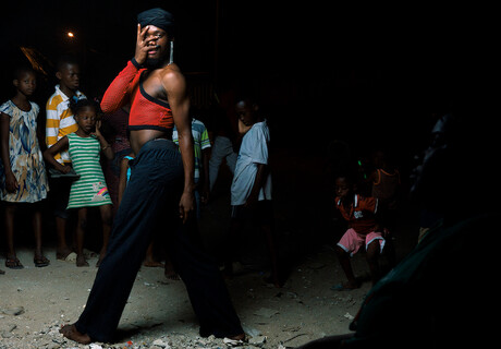 Prophétique (on est déjà né.es) – Tanz im August Berlin – Nadia Beugré feiert die flamboyanten Performances von Abidjans Transgender-Community und hat eine politische Botschaft
