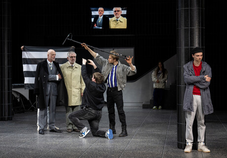 Hamlet – Theater Heidelberg – Holger Schultze verlegt William Shakespeares berühmtes Drama in die Unterschicht
