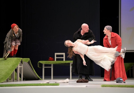 Das Wunder von Mailand – Volkstheater Rostock – Konstanze Lauterbach inszeniert die Filmvorlage von Cesare Zavattini als großen Theaterzinnober