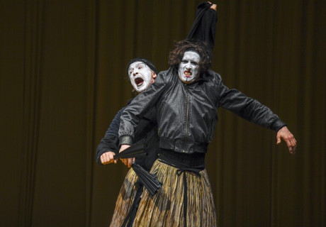 Das Leben ist Traum – Staatsschauspiel Dresden – Tilmann Köhler bringt das Königs- und Liebesdrama mit einem hochtourigen Ensemble zur Premiere