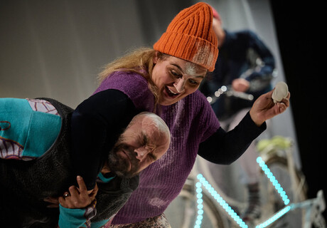 Der Schnee von gestern – Freies Werkstatt Theater Köln – pulk fiktion fragen nach Ursache, Wirkung und Verantwortung in einer Performance für junge Menschen 