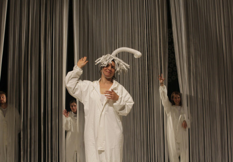 Death positive. States of Emergency – Maxim Gorki Theater Berlin – Yael Ronen & Ensemble spielen auf den Krisenmodus an