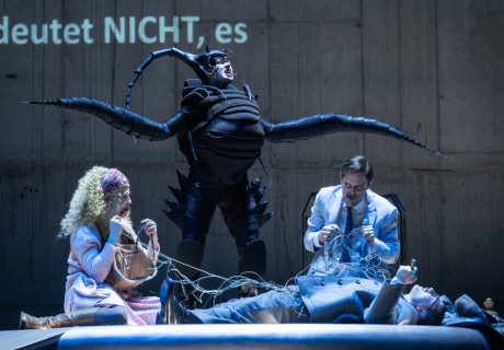 Deine Arbeit hasst dich, weil sie dich nicht braucht – Staatstheater Augsburg – André Bücker inszeniert Dietmar Daths neues Stück  über KI-Hype und Lehrstück-Visionen des letzten Jahrhunderts