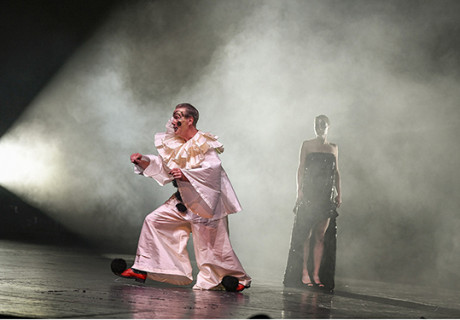 Der nackte Wahnsinn + X – Staatsschauspiel Dresden – Sebastian Hartmann knüpft sich den Boulevard-Klassiker zum zweiten Mal vor und findet Existenzielles