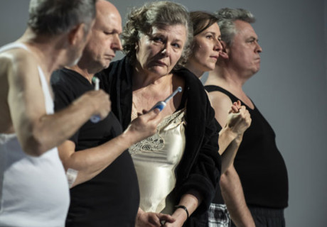 Die Abweichungen – Elmar Goerden bringt Clemens Setz' neues Stück am Staatstheater Stuttgart zur Uraufführung