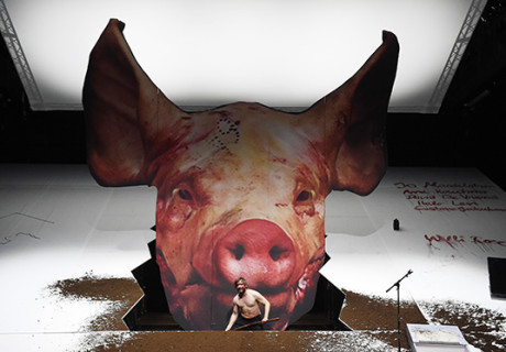 Die Hauptstadt – Hermann Schmidt-Rahmer bringt Robert Menasses komplexen Europa-Roman auf die Bühne des Essener Schauspiels