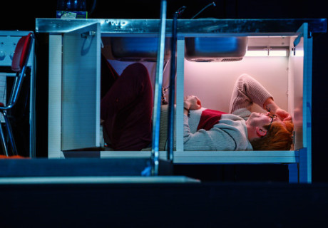 Die Politiker – Schauspiel Hannover – Marie Bues inszeniert Wolfram Lotz‘ sprachliche Achterbahnfahrt