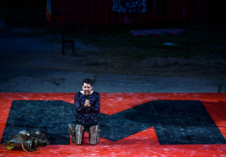 Die Räuber – Deutsches Nationaltheater Weimar – Jan Neumann zeigt Friedrich Schillers Frühwerk als packenden Mix aus Psycho-Thriller, Comedy, Melodram und Musical
