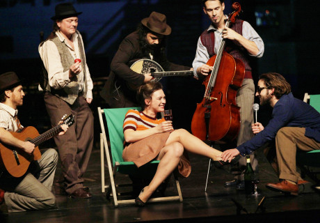  Die Nacht von Lissabon – Hakan Savaş Micans beglückende Adaption von Erich Maria Remarques Flucht- und Migrations-Schicksal-Roman am Berliner Maxim Gorki Theater