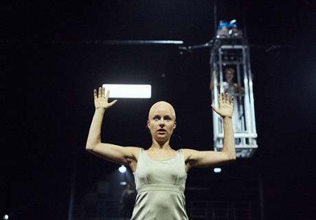 Dionysos Stadt – Christopher Rüpings zehnstündiger Ritt durch die Topoi der Antike bereitet den Münchner Kammerspielen ein großes Theatererlebnis 