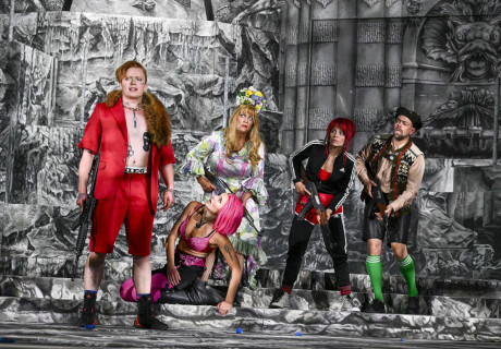 Die Dreigroschenoper – Staatsschauspiel Dresden – Volker Lösch deutet anlässlich der brisanten Landtagswahlen Brechts kapitalismuskritischen Klassiker zur sarkastischen Parodie auf rechte Strategien zur Machtübernahme um