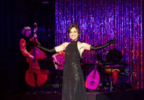 Unser Deutschlandmärchen – Maxim Gorki Theater Berlin – Hakan Savaş Mican zeigt Dinçer Güçyeters preisgekrönten Mutter-Sohn-Roman im Musicalgewand