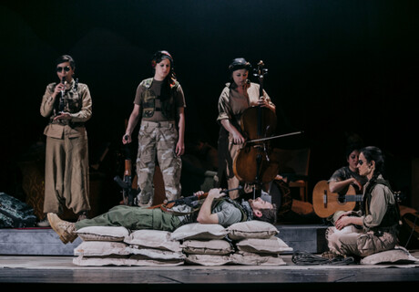 Rojava – Der Musiker-Regisseur Sandy Lopičić haucht im Volkstheater Wien Ibrahim Amirs neuem Text musikalisches Leben ein