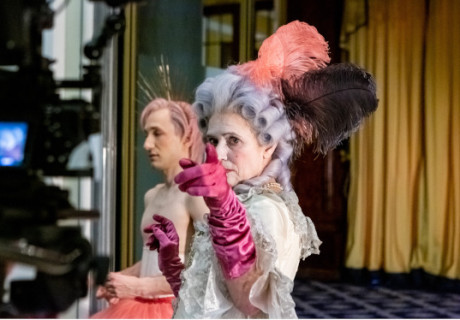 Edward II. Die Liebe bin ich – Schauspiel Köln – Pınar Karabulut hat Ewald Palmetshofers Überschreibung von Christopher Marlowes Tragödie als sechsteilige Miniserie verfilmt