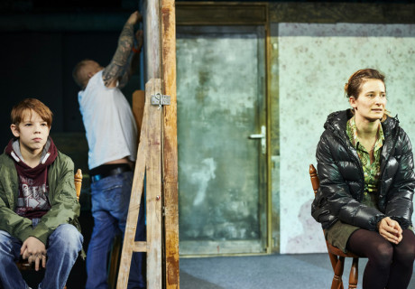 Ein Mann seiner Klasse – Das Berliner Theatertreffen von außen betrachtet – Der Sozialwissenschaftler Houssam Hamade über die Adaption von Christian Barons Roman