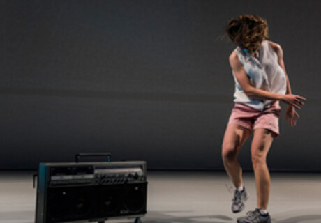 Tanz im August – Berlin – Der diesjährige internationale Showcase wagt sich in Randbereiche des modernen Tanzes. Ein Zwischenbericht.