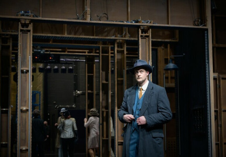 Fabian oder Der Gang vor die Hunde – Schauspiel Stuttgart – Viktor Bodós mitreißende Adaption von Erich Kästners satirischem Großstadtroman von 1931