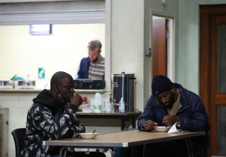 Faith, Hope and Charity – Wiener Festwochen – Dramatiker Alexander Zeldin inszeniert den jüngsten Teil seiner Trilogie der Ungleichheiten