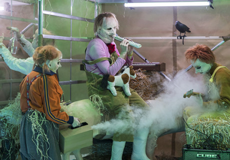 Farm Fatale – Münchner Kammerspiele – Philippe Quesne probt die Wiedergeburt nach dem Öko-Kollaps 