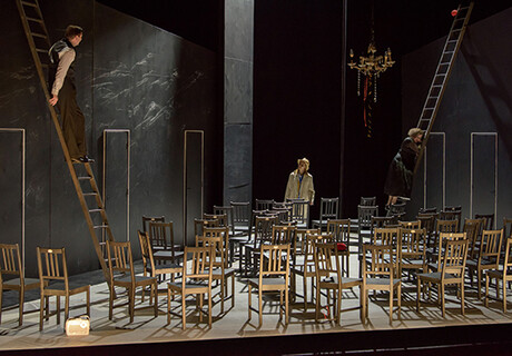 Die Stühle – Eugène Ionescos apokalyptisches Stück von Claus Peymann und Leander Haußmann sentimental-symbolhaft am Burgtheater Wien inszeniert