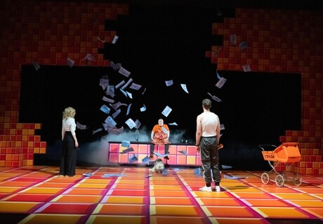Eine Volksfeindin – Theater Mönchengladbach – Christoph Roos bringt Ibsens Drama als Befragung der Mehrheit auf die Bühne