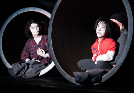 Fly Ganymed – Schauspiel Stuttgart – Nikolaus Habjan gelingt mit seinem Puppenspiel eine intensive Erzählung über Fluchterfahrungen von Kindern