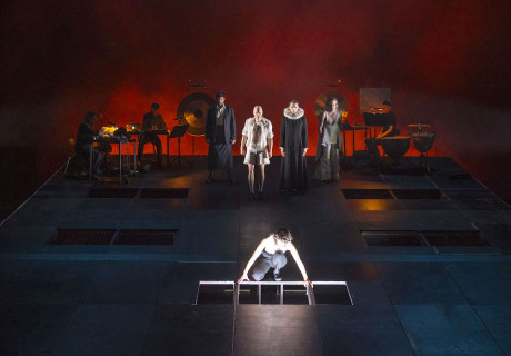 Hamlet – Theater Ingolstadt – Christoph Mehler reist Schattenlöcher in Shakespeares Drama auf