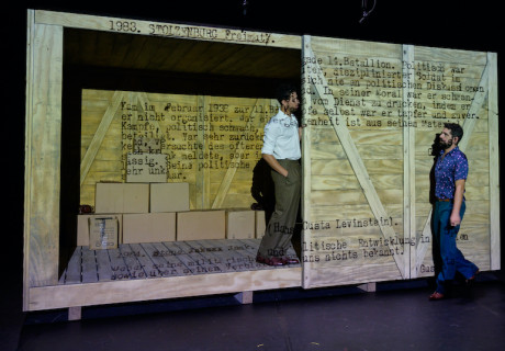 ... damit es hundert sind – Deutsches Nationaltheater Weimar – Enrico Stolzenburg begibt sich auf die Spuren seiner kommunistischen Familiengeschichte 