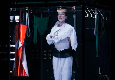 idiota – Berliner Festspiele – Marlene Monteiro Freitas schließt sich in Pandoras Büchse ein