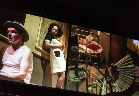 Im Dickicht der Städte – Theater Oberhausen – Jan Friedrich hinterfragt Bertolt Brechts Männerkampf-Stück mit Unterstützung von Julienne De Muirier auf Rassismus und Diskrimierung